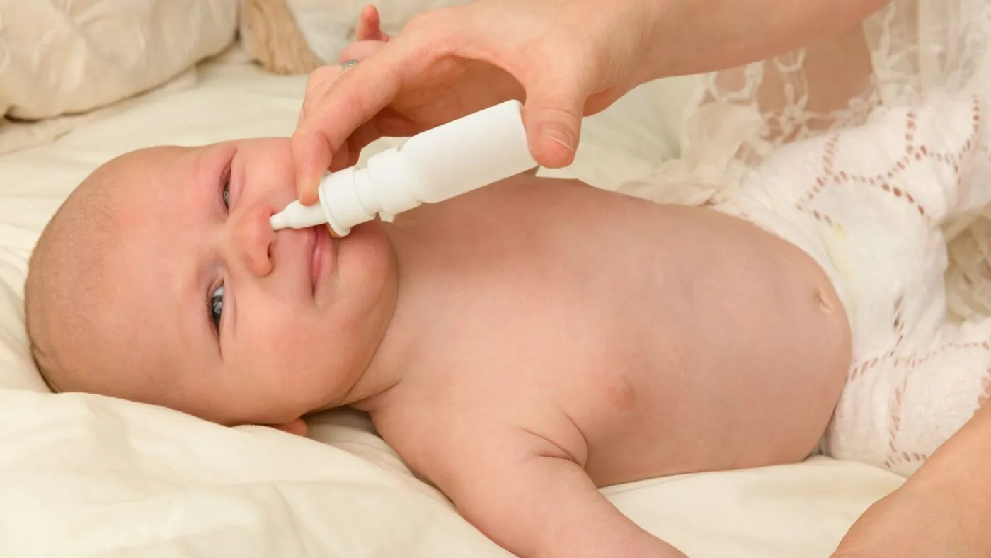 Nhỏ mũi bằng nước muối sinh lý đúng cách