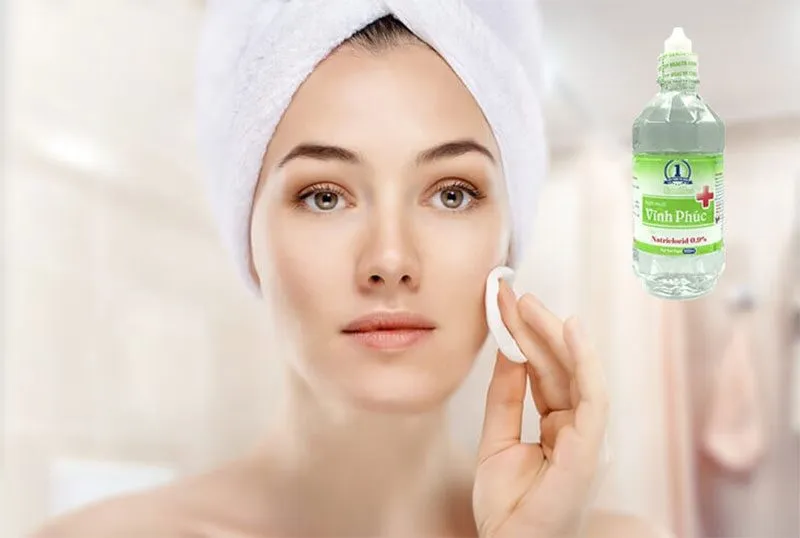 Rửa mặt bằng nước muối sinh lý có tác dụng gì?