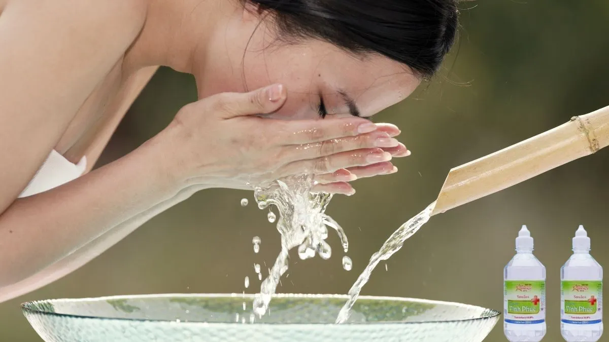 Rửa mặt bằng nước muối sinh lý xong có cần rửa lại không?