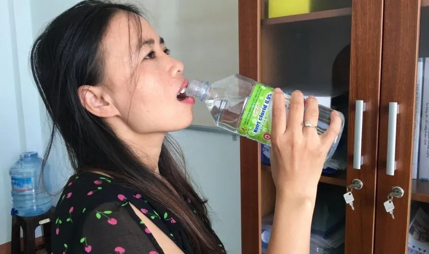 Cách pha nước muối súc miệng chuẩn nhất tại nhà