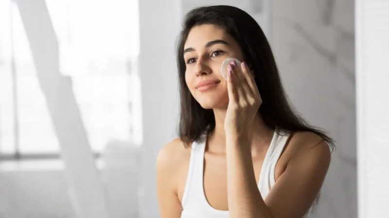 Hướng dẫn trị mụn bằng nước muối sinh lý đúng chuẩn tại nhà