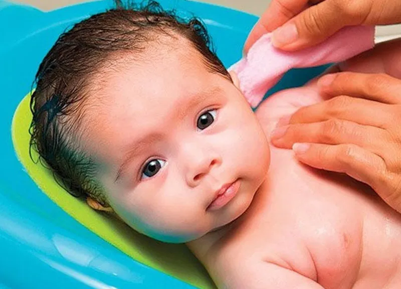 Hướng dẫn vệ sinh tai cho trẻ sơ sinh đúng cách