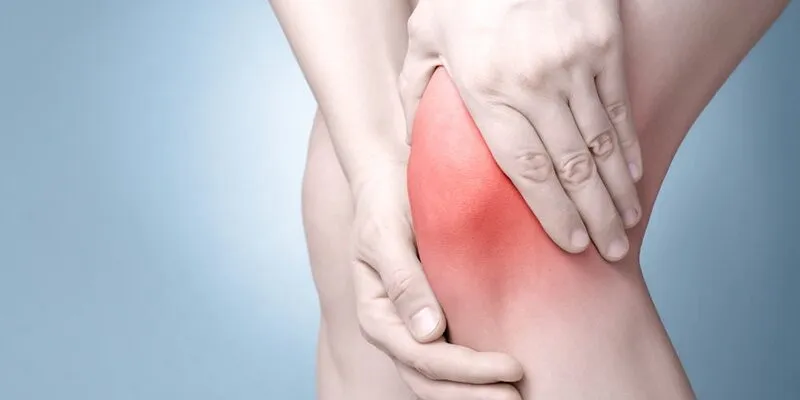 Trong cuộc sống hằng ngày, chắc hẳn bạn từng nghe nhiều đến khái niệm viêm. Tuy nhiên, không phải ai cũng hiểu rõ viêm là gì và vì sao tình trạng này lại liên quan đến rất nhiều bệnh lý nguy hiểm. Thực tế, viêm không hoàn toàn xấu. Đây là phản ứng tự nhiên của cơ thể nhằm bảo vệ bạn trước vi khuẩn, virus, chấn thương hay các tác nhân gây hại. Nhưng nếu viêm kéo dài hoặc xảy ra bất thường, nó có thể trở thành nguyên nhân dẫn tới hàng loạt bệnh mãn tính. Phản ứng viêm trong cơ thể diễn ra như thế nào? Để hiểu sâu hơn viêm là gì, bạn cần biết rằng hệ miễn dịch sẽ kích hoạt bạch cầu và các chất trung gian nhằm chống lại tổn thương. Khi cơ thể bị xâm nhập bởi vi sinh vật hoặc bị thương, hệ miễn dịch sẽ: Tăng lưu lượng máu đến vùng tổn thương Huy động bạch cầu đến tiêu diệt tác nhân lạ Giải phóng cytokine gây phản ứng viêm Đây chính là cơ chế giúp cơ thể tự chữa lành. Vai trò tích cực của viêm Nhiều người lo lắng khi nghe đến viêm, nhưng thực tế viêm là “lá chắn sinh học” rất cần thiết. Viêm giúp: Ngăn chặn vi khuẩn lan rộng Tái tạo mô bị tổn thương Kích hoạt khả năng miễn dịch tự nhiên Vì vậy, hiểu đúng viêm là gì sẽ giúp bạn bớt hoang mang và xử lý đúng cách. Phân loại viêm phổ biến hiện nay Y học chia phản ứng viêm thành hai nhóm chính: viêm cấp tính và viêm mãn tính. Viêm cấp tính là gì? Viêm cấp tính xảy ra nhanh chóng khi cơ thể bị tổn thương hoặc nhiễm trùng. Đây là phản ứng bảo vệ tức thời. Biểu hiện thường rõ ràng như: Sưng tấy Đỏ da Nóng tại chỗ Đau nhức Giảm chức năng vùng bị viêm Ví dụ điển hình: Viêm họng do vi khuẩn Cúm, cảm lạnh do virus Vết thương ngoài da Trong đa số trường hợp, viêm cấp sẽ tự khỏi sau vài ngày. Viêm mãn tính nguy hiểm ra sao? Trái ngược với viêm cấp, viêm mãn tính kéo dài hàng tháng hoặc nhiều năm. Đây là tình trạng hệ miễn dịch hoạt động quá mức ngay cả khi không còn tác nhân gây hại. Nhiều người không nhận ra sớm nên thường bỏ qua. Viêm mãn tính có thể liên quan đến: Viêm khớp dạng thấp Lupus ban đỏ Xơ vữa động mạch Ung thư Bệnh Crohn Do đó, hiểu rõ viêm là gì trong giai đoạn mãn tính rất quan trọng để phòng ngừa sớm. Dấu hiệu nhận biết tình trạng viêm Tùy loại viêm cấp hay mạn, cơ thể sẽ có biểu hiện khác nhau. Triệu chứng viêm cấp Người bệnh thường nhận thấy ngay lập tức, điển hình gồm: Sưng đau vùng tổn thương Da nóng và đỏ Đau tăng khi chạm vào Có thể sốt nhẹ Đây là phản ứng chữa lành tự nhiên. Triệu chứng viêm mãn tính khó phát hiện Một số dấu hiệu viêm kéo dài âm thầm gồm: Mệt mỏi kéo dài Đau cơ, đau khớp Rối loạn tiêu hóa (tiêu chảy hoặc táo bón) Nhức đầu Thay đổi cân nặng Phát ban da Nếu bạn còn băn khoăn viêm là gì và tại sao lại gây nhiều triệu chứng như vậy, nguyên nhân nằm ở việc viêm ảnh hưởng đến toàn bộ hệ miễn dịch. Nguyên nhân gây viêm thường gặp Có rất nhiều yếu tố kích hoạt phản ứng viêm trong cơ thể. Tác nhân nhiễm trùng Đây là nguyên nhân phổ biến nhất: Vi khuẩn Virus Ký sinh trùng Nấm Khi xâm nhập, chúng khiến cơ thể phải “bật chế độ phòng vệ”. Chấn thương và tổn thương mô Các tình trạng như: Vết cắt Bỏng Bong gân Va đập mạnh đều khiến cơ thể tạo phản ứng viêm để hồi phục. Rối loạn miễn dịch và bệnh tự miễn Một nguyên nhân quan trọng khác khiến nhiều người tìm hiểu viêm là gì chính là bệnh tự miễn. Ở nhóm này, hệ miễn dịch tấn công nhầm vào mô khỏe mạnh, gây ra: Viêm khớp dạng thấp Lupus Viêm ruột tự miễn Lối sống không lành mạnh Các yếu tố làm tăng nguy cơ viêm mạn tính bao gồm: Béo phì Chế độ ăn nhiều đường, nhiều dầu mỡ Hút thuốc lá Căng thẳng kéo dài Thiếu ngủ Ai có nguy cơ bị viêm cao? Một số nhóm đối tượng dễ gặp phản ứng viêm hơn: Người lớn tuổi Người thừa cân béo phì Người mắc bệnh nền (tiểu đường, tim mạch) Người thường xuyên stress Người hút thuốc lâu năm Đây là lý do bạn nên hiểu rõ viêm là gì để kiểm soát sớm. Chẩn đoán tình trạng viêm bằng cách nào? Bác sĩ sẽ dựa vào khám lâm sàng và xét nghiệm. Các xét nghiệm máu quan trọng Một số chỉ số thường dùng: CRP (Protein phản ứng C) ESR (Tốc độ lắng hồng cầu) SPE (Điện di protein huyết thanh) Những xét nghiệm này giúp đánh giá mức độ viêm trong cơ thể. Chẩn đoán hình ảnh Trong một số trường hợp, cần thêm: MRI X-quang Nội soi đại tràng (viêm ruột) Điều trị viêm hiệu quả theo y học hiện đại Phác đồ điều trị phụ thuộc nguyên nhân và mức độ tổn thương. Điều trị bằng thuốc Các nhóm thuốc thường dùng gồm: Thuốc chống viêm không steroid (ibuprofen, naproxen) Corticosteroid giảm viêm mạnh Thuốc điều hòa miễn dịch Thuốc sinh học trong bệnh tự miễn Người bệnh không nên tự ý dùng thuốc vì có nguy cơ tác dụng phụ. Vật lý trị liệu và nghỉ ngơi Giữ vận động phù hợp giúp: Giảm cứng khớp Tăng phục hồi mô Hạn chế đau kéo dài Phẫu thuật khi cần thiết Trong các trường hợp nặng như viêm khớp phá hủy, bác sĩ có thể chỉ định: Nội soi khớp Thay khớp nhân tạo Cắt bỏ mô tổn thương Cách phòng ngừa viêm và sống khỏe lâu dài Để hạn chế viêm mạn tính, bạn nên: Duy trì cân nặng hợp lý Tập thể dục 3–5 lần mỗi tuần Bỏ thuốc lá, hạn chế rượu bia Ngủ đủ giấc Ăn nhiều thực phẩm chống viêm Thực phẩm nên ăn Chế độ ăn hỗ trợ giảm viêm gồm: Cá hồi, omega-3 Dầu ô liu Rau xanh, quả mọng Các loại hạt (hạnh nhân, óc chó) Trà xanh, nghệ (curcumin) Thực phẩm nên tránh Nếu bạn còn lo lắng viêm là gì và vì sao dễ tái phát, hãy hạn chế: Đồ chiên rán Soda, nước ngọt Thịt đỏ chế biến sẵn Tinh bột trắng Kết luận Tóm lại, viêm là gì không chỉ là câu hỏi y khoa đơn giản mà còn là chìa khóa giúp bạn hiểu rõ sức khỏe của mình. Viêm có thể là phản ứng bảo vệ, nhưng nếu kéo dài sẽ dẫn đến nhiều bệnh nguy hiểm. Chủ động theo dõi triệu chứng, khám sớm và duy trì lối sống lành mạnh chính là cách tốt nhất để kiểm soát viêm hiệu quả